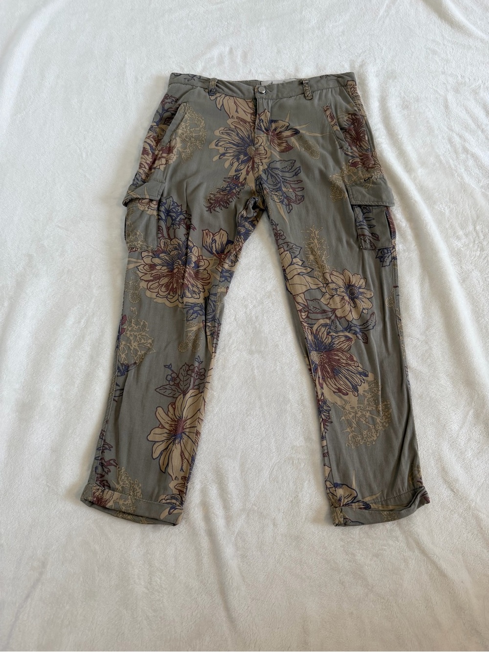American Rag Olive Floral Cargo Pants Olive with Tan and Mauve Accents